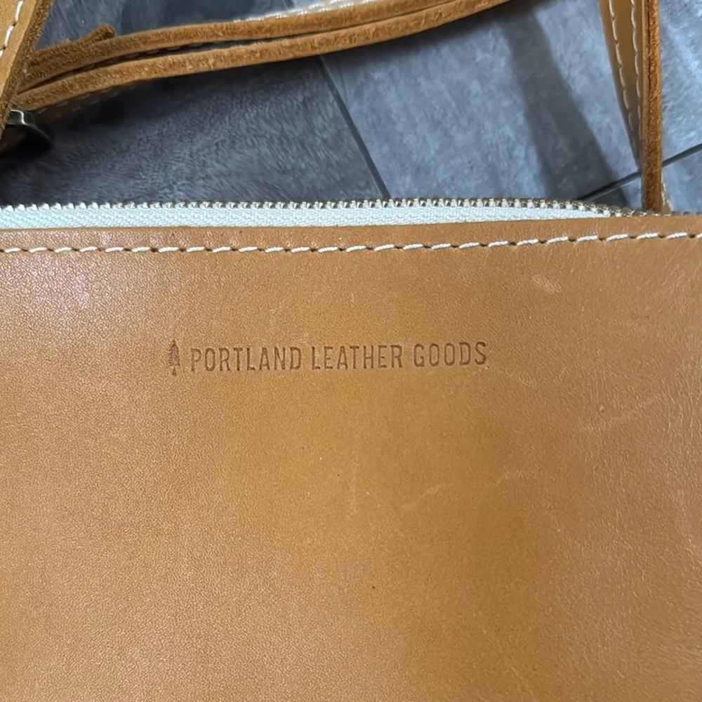 Elegant Tan Leather Crossbody Bag - Picture 3 of 4